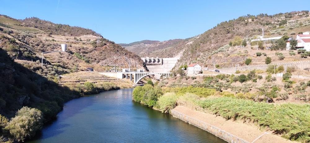 un fiume con un ponte e edifici sul lato