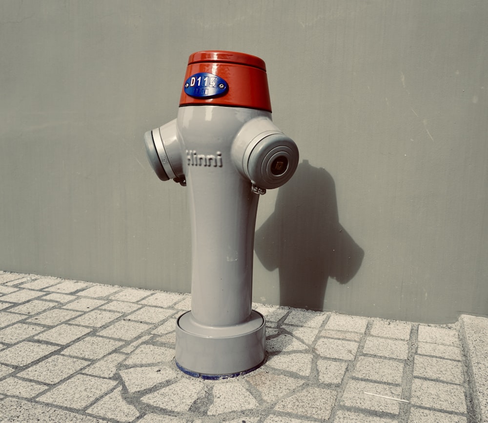um hidrante está estacionado ao lado de uma calçada
