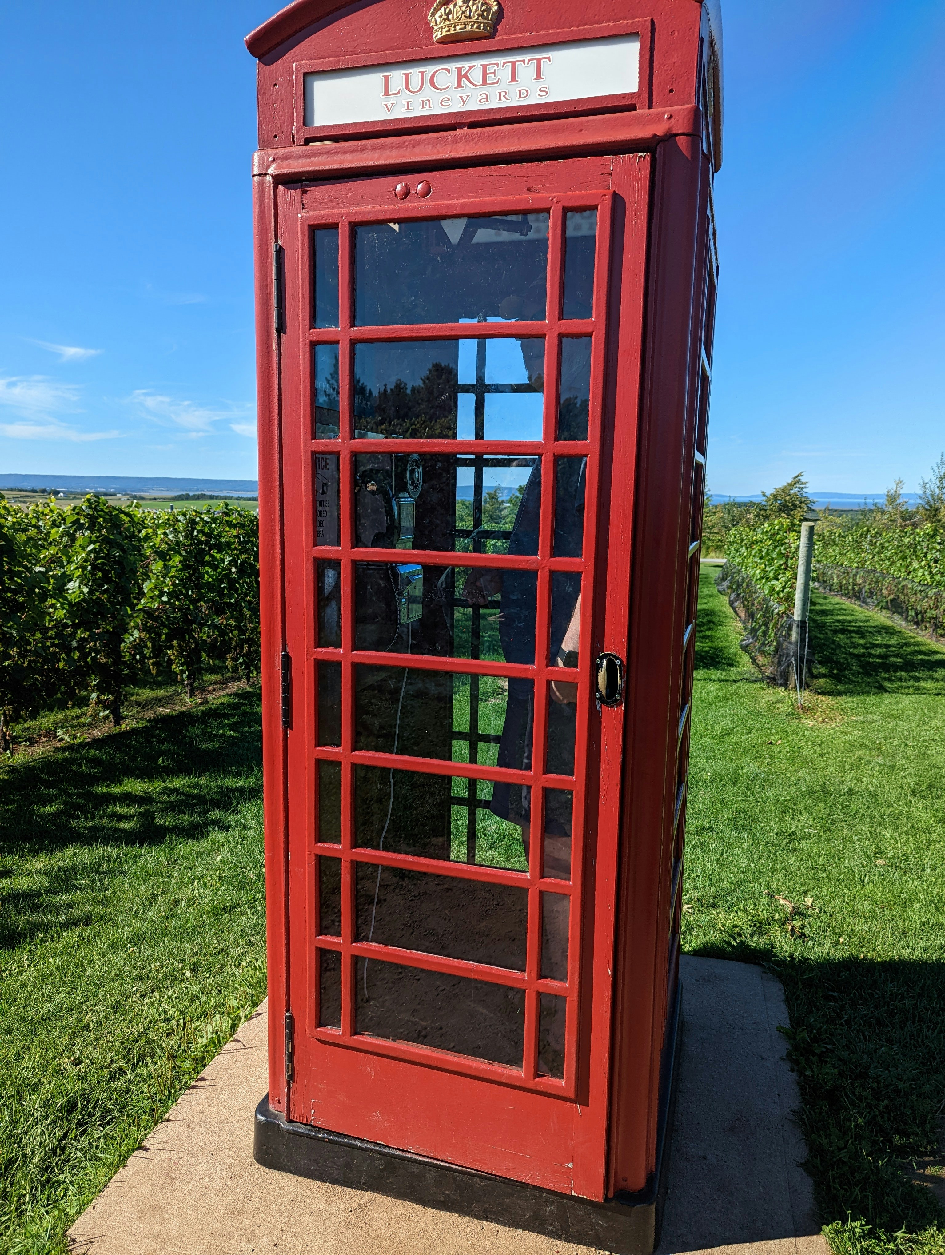 A red telephone booth photo Free Canada Image on Unsplash