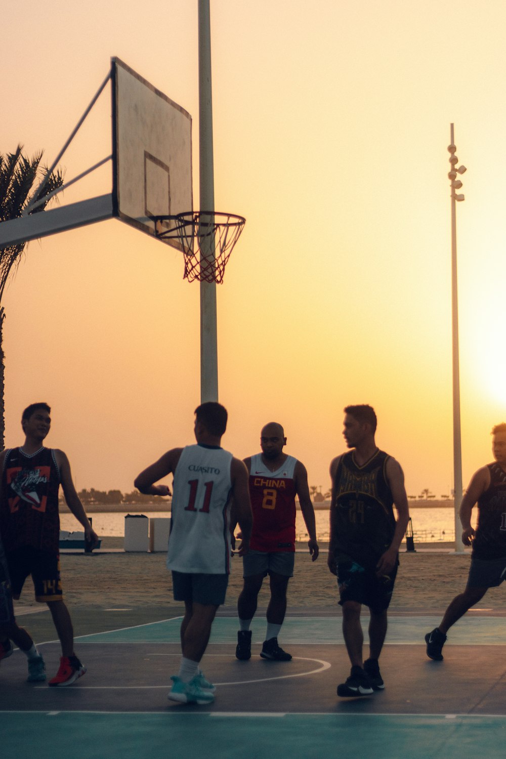 Foto Um grupo de pessoas jogando basquete – Imagem de Basquete