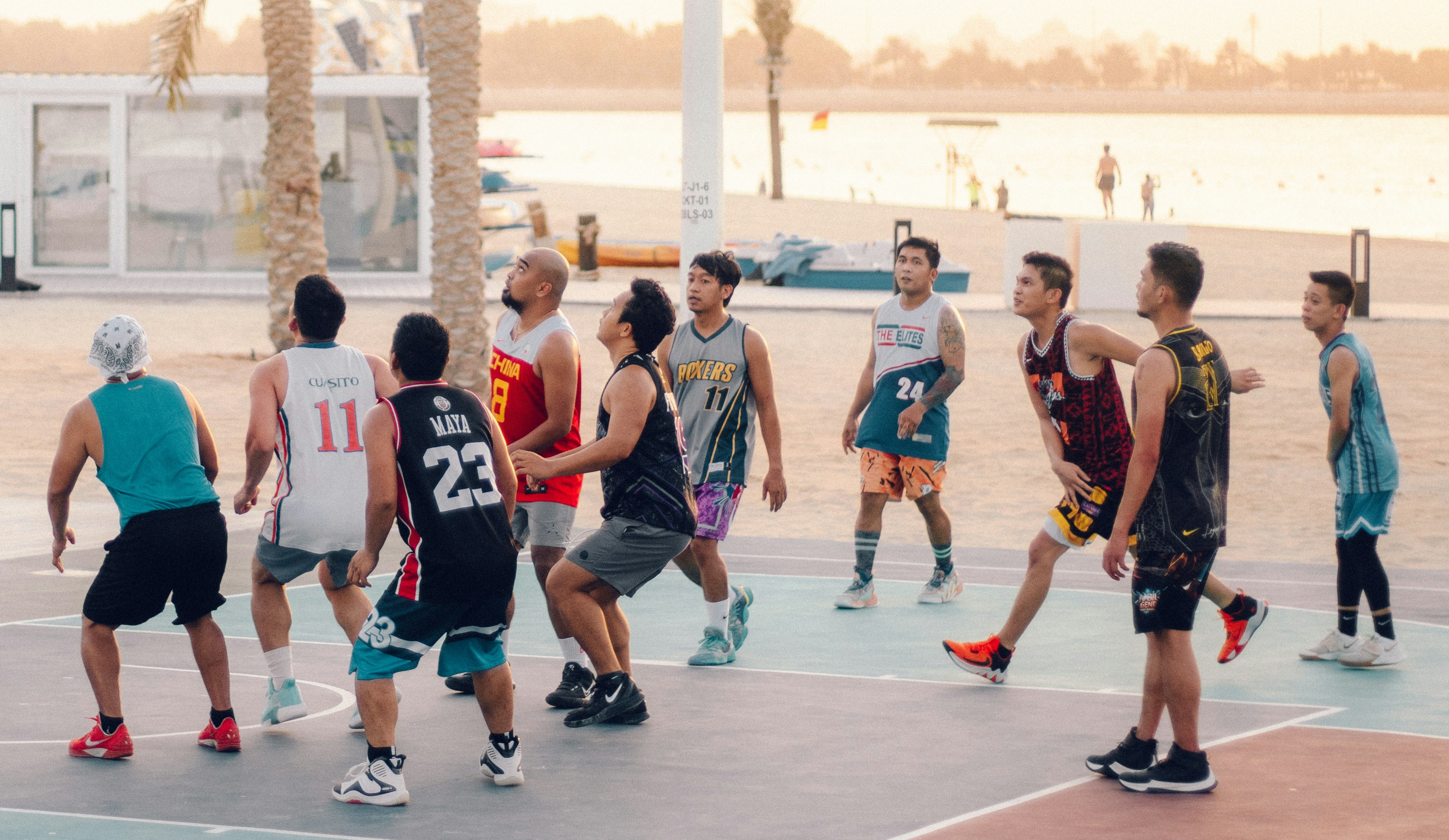 Suplentes celebrando durante un partido cerrado de baloncesto