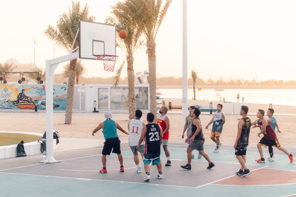 Foto de Grupo De Pessoas Multiétnicas Jogando Basquete Na Quadra e