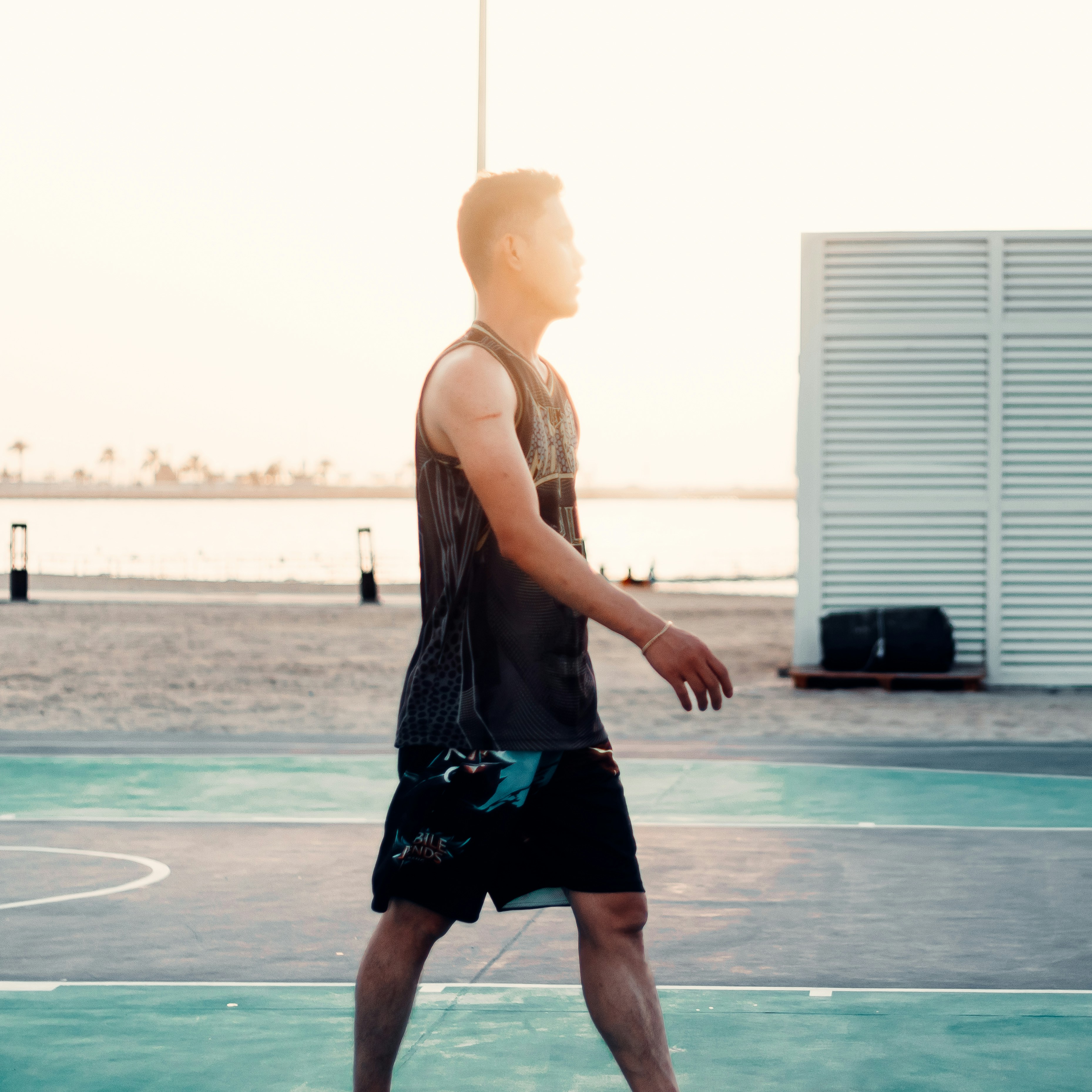 Foto zum Thema Eine Person, die an einem Pool steht – Kostenloses Bild ...