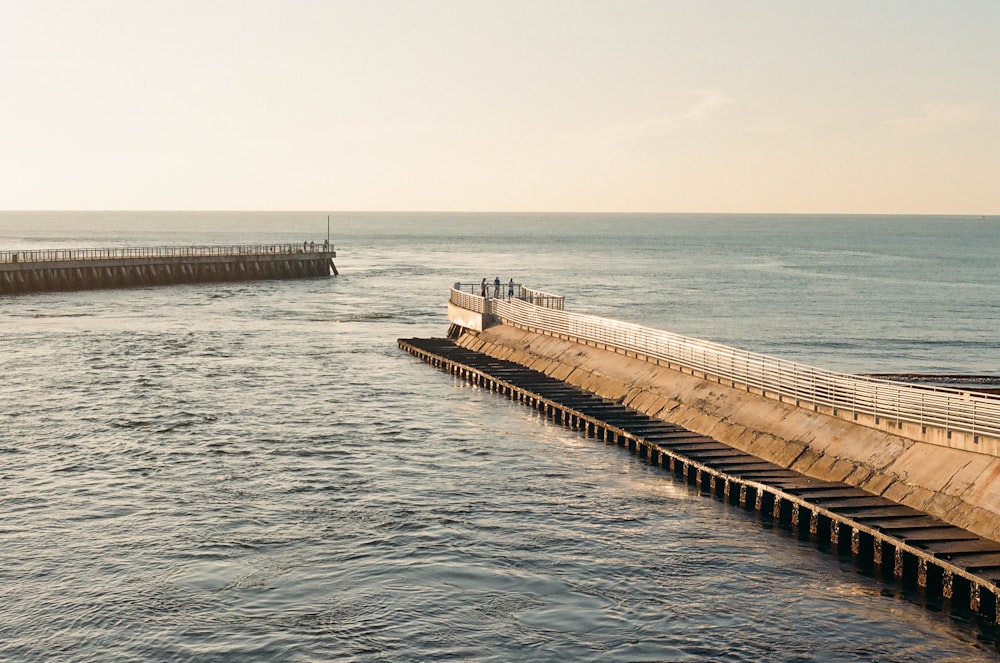 Ein langes Dock über dem Wasser