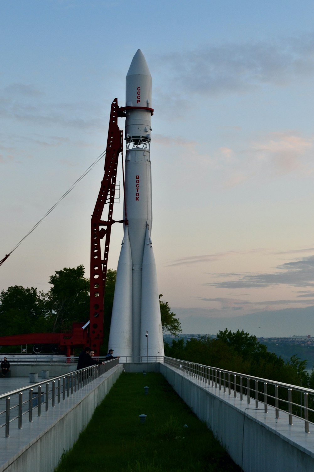 Eine Rakete auf einer Brücke