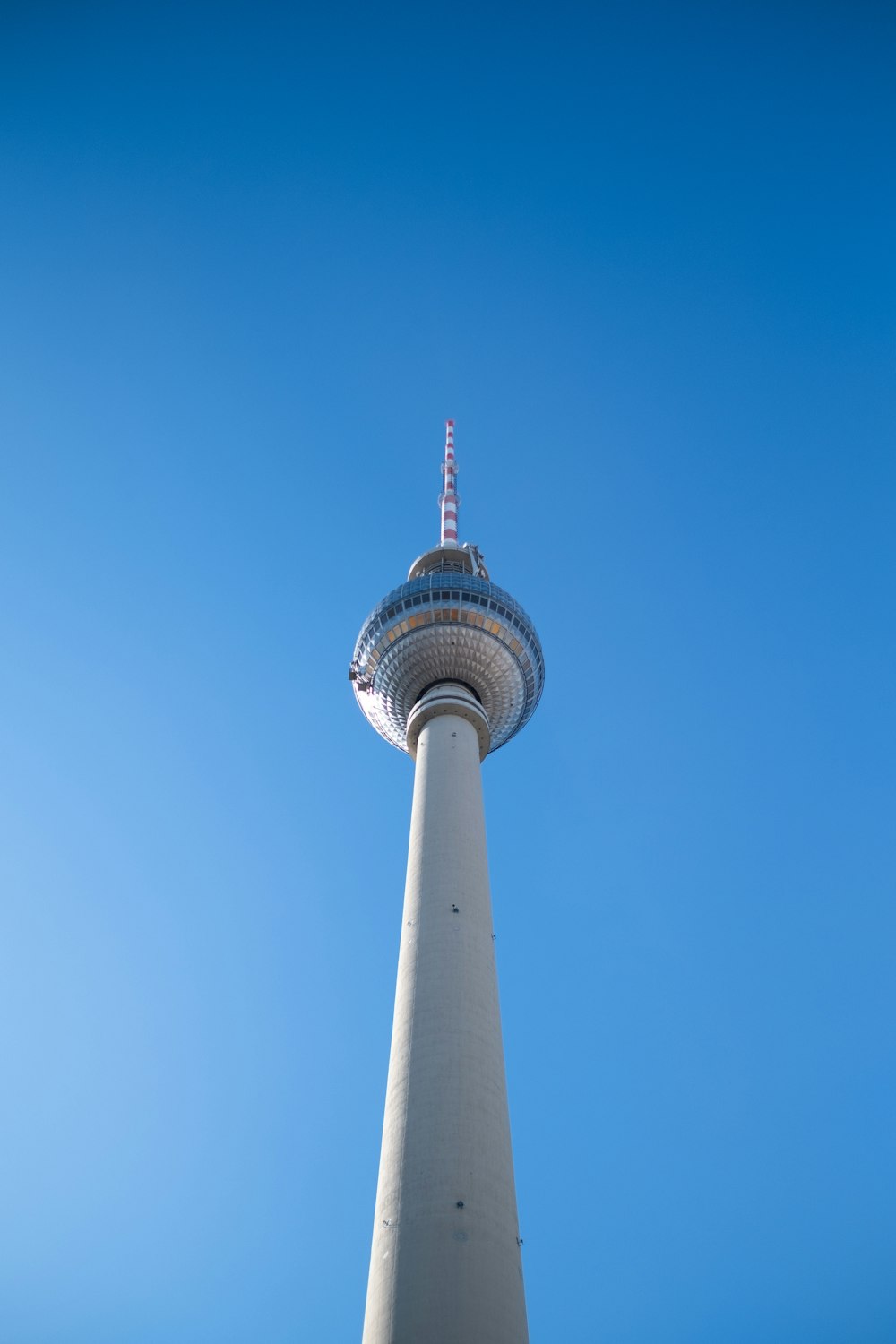 Ein hoher Turm mit blauem Himmel