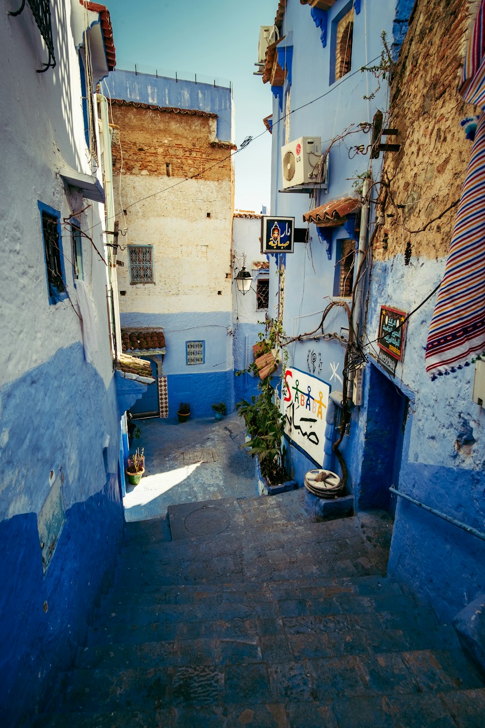 a narrow alley between buildings