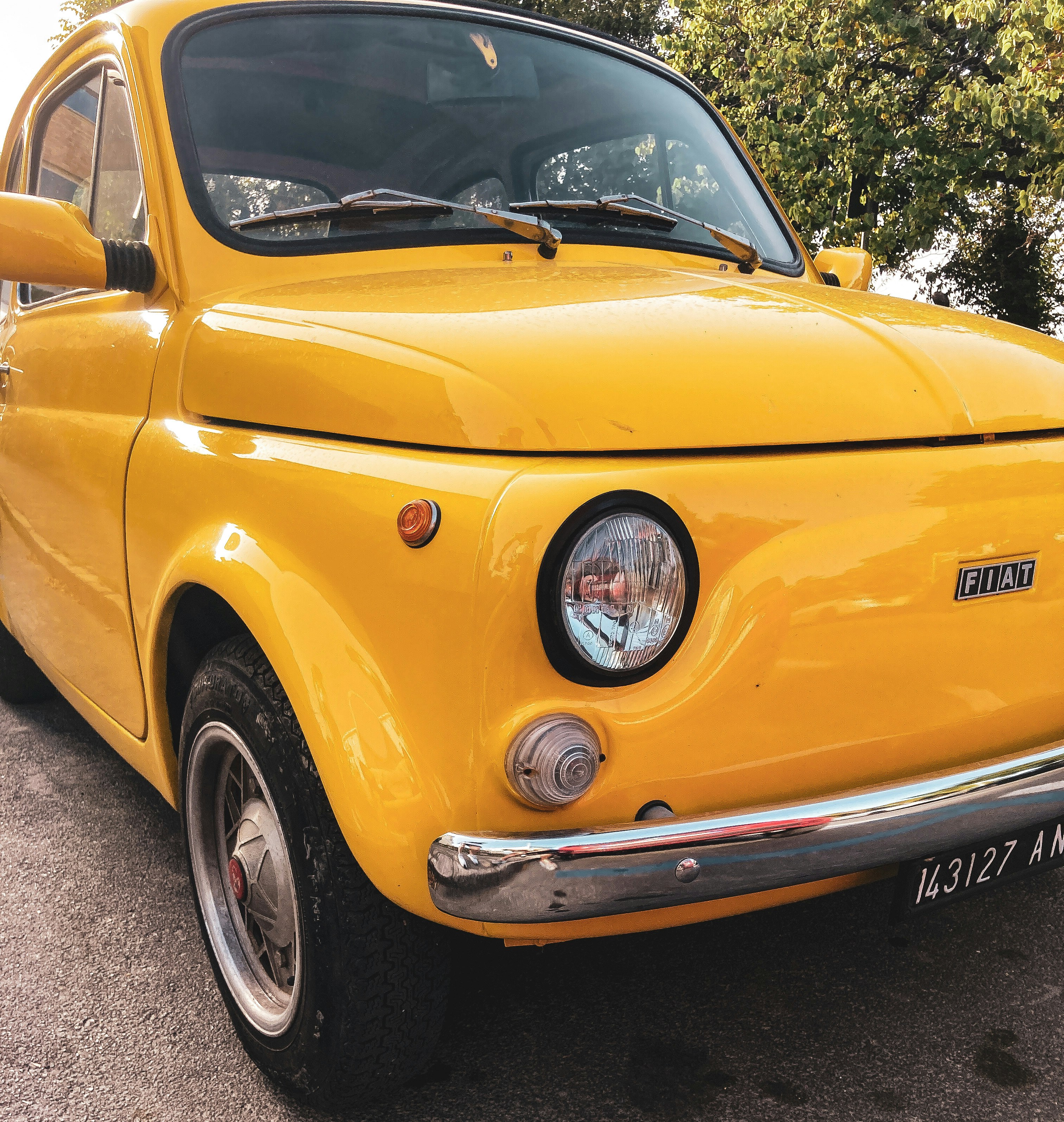 un'auto gialla parcheggiata