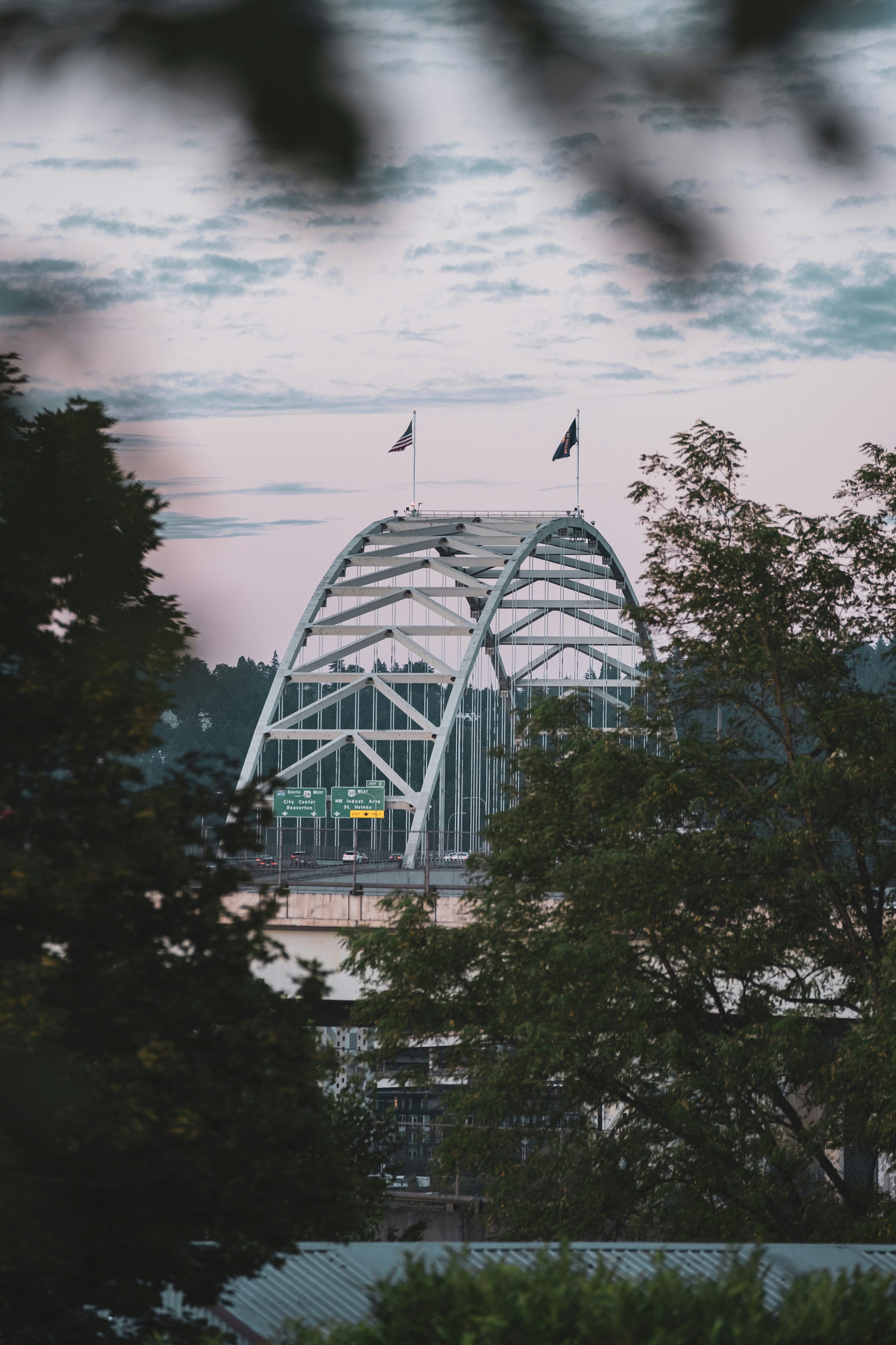 꼭대기에 깃발이있는 건물