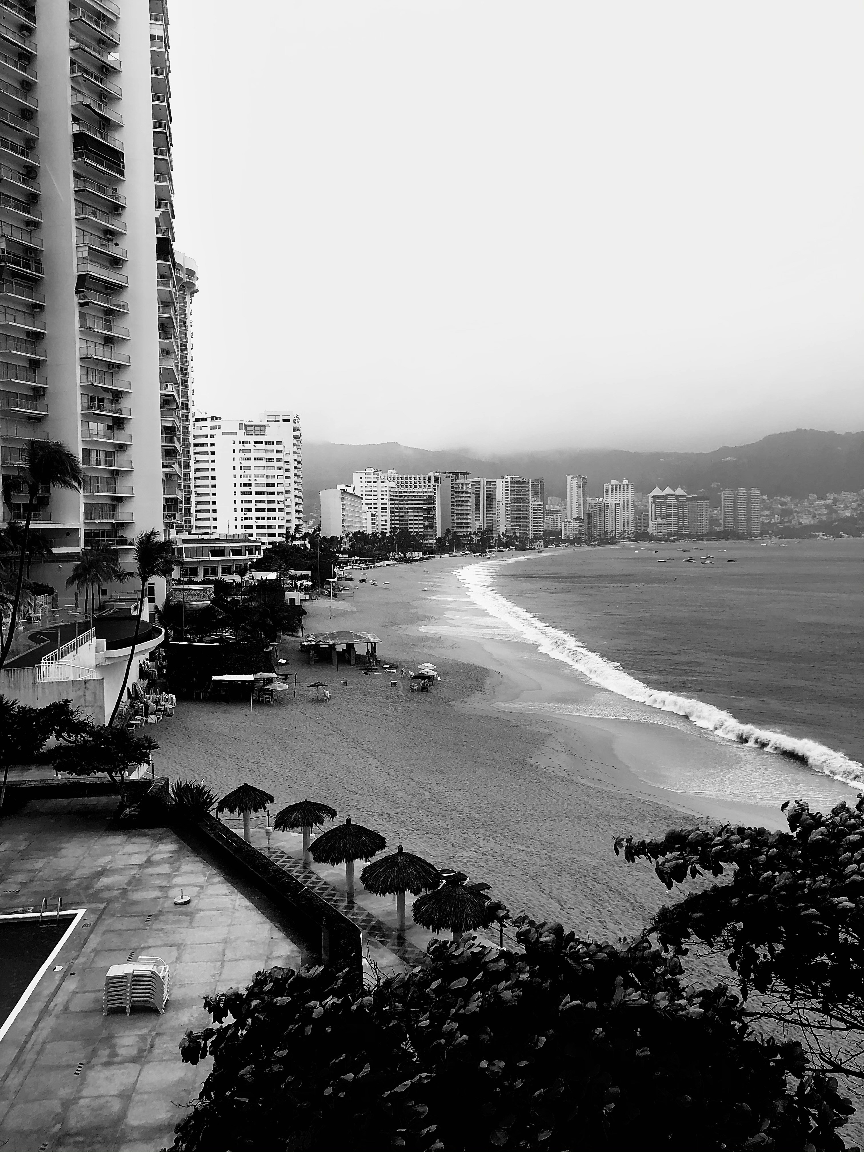 Playa y edificios en Acapulco, Guerrero, México - Primer destino turístico internacional y Clavadistas de La Quebrada