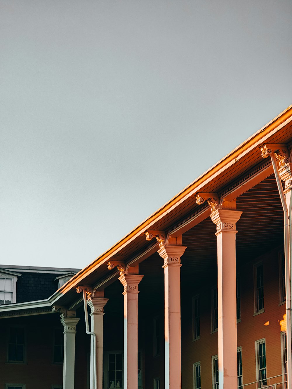 a building with pillars