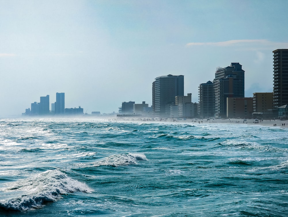 Eine Skyline der Stadt auf der anderen Seite des Wassers