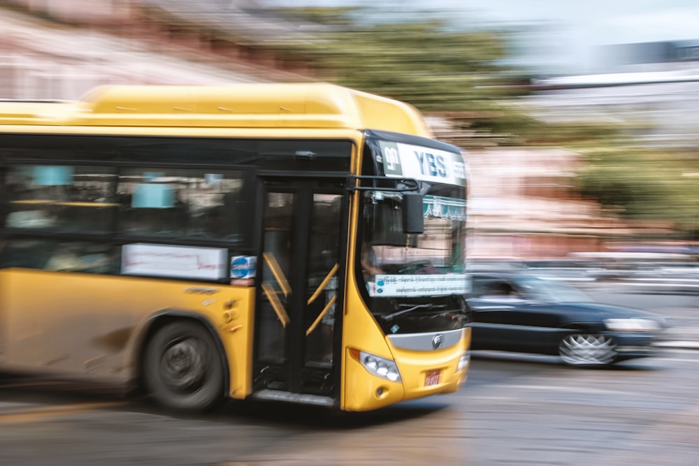 거리를 운전하는 노란색 버스