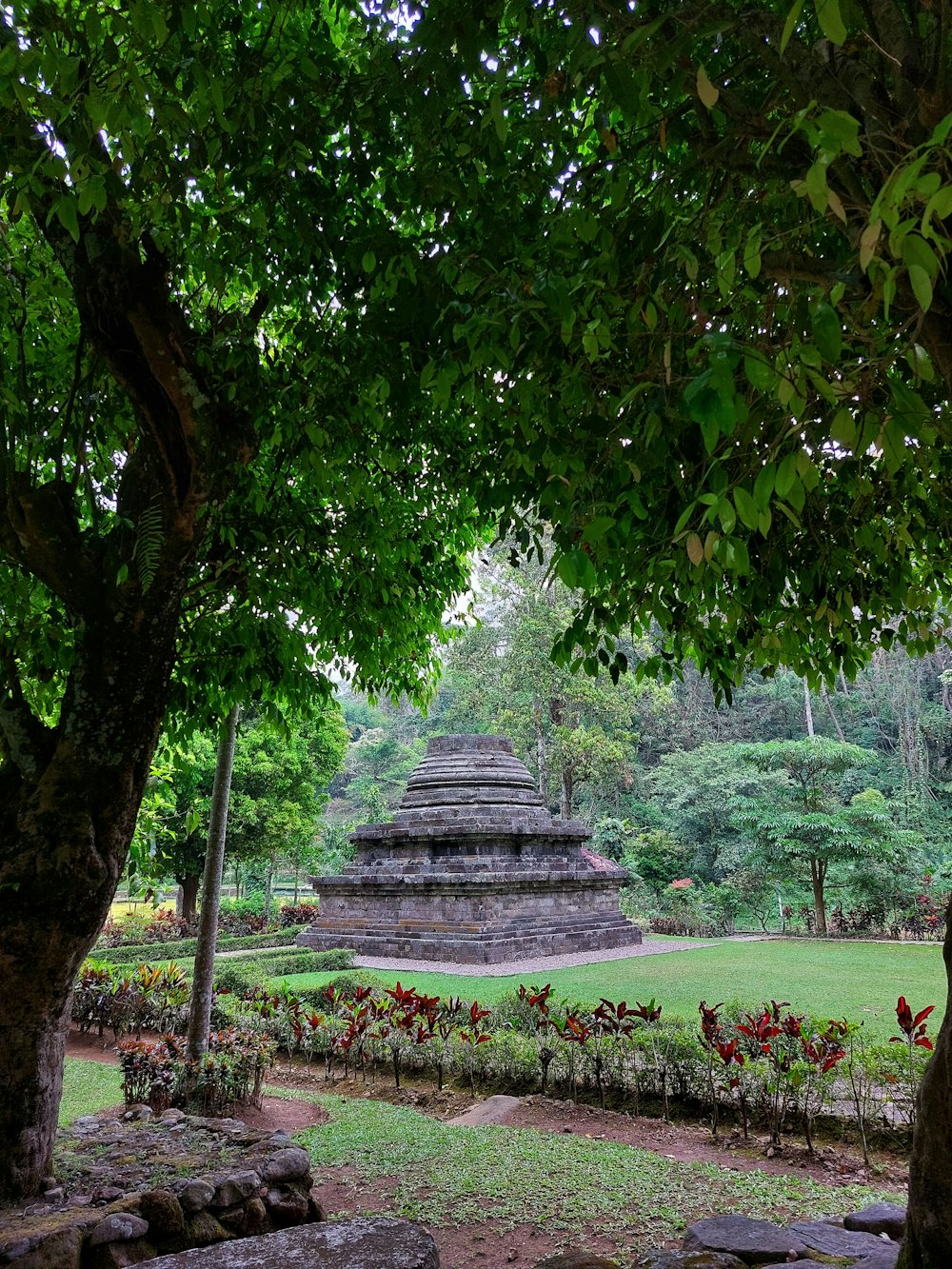 Una estructura de piedra en un parque