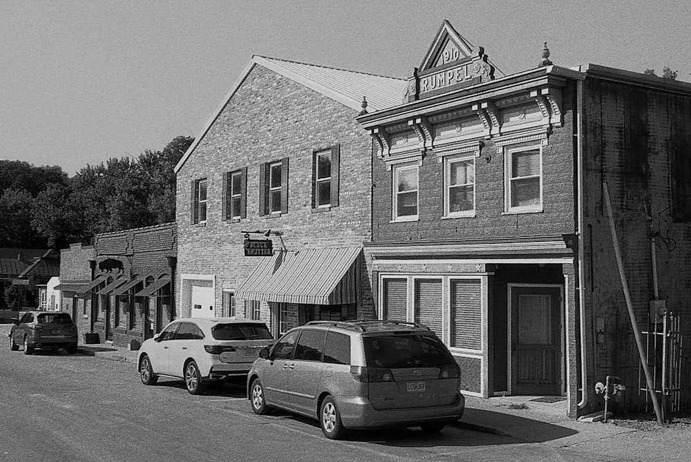 a row of cars parked outside a building