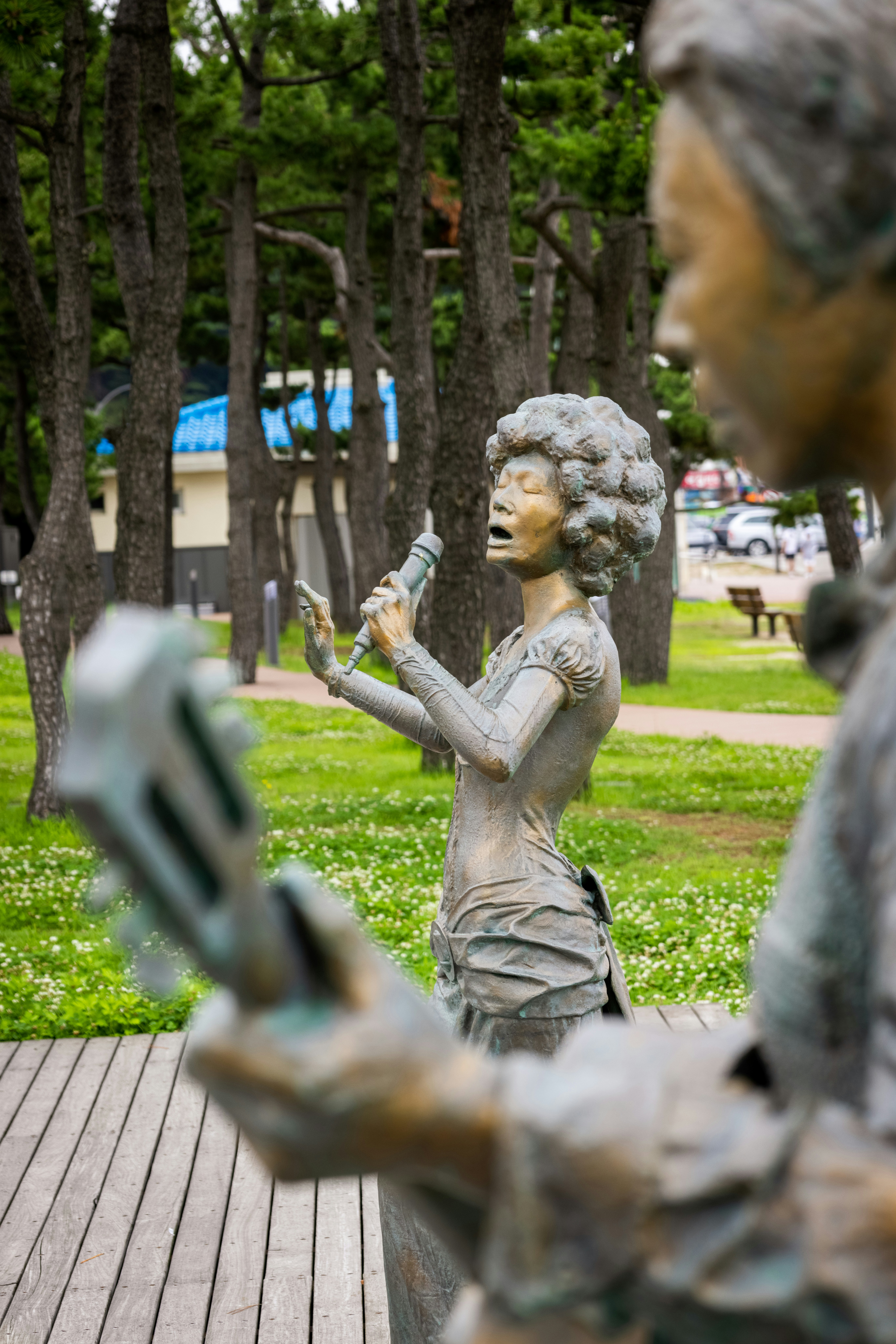 赤ん坊を抱く人の像