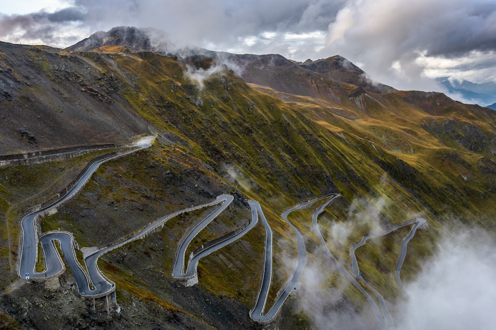 una strada che attraversa una valle