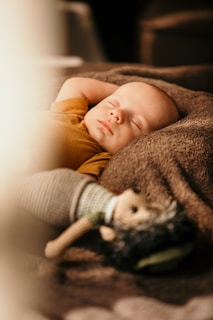 Slapende baby in de caravan