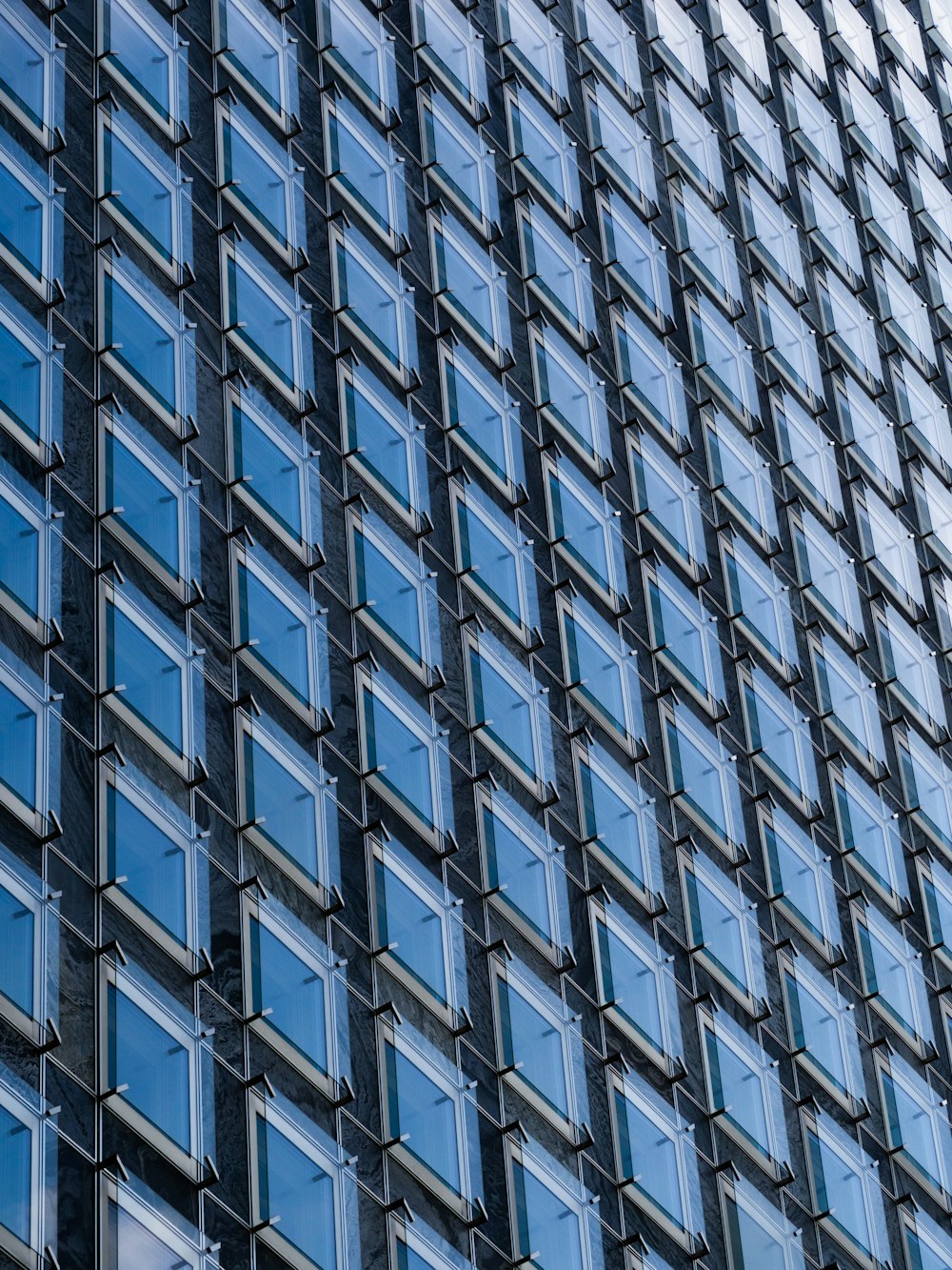 Un edificio con muchas ventanas