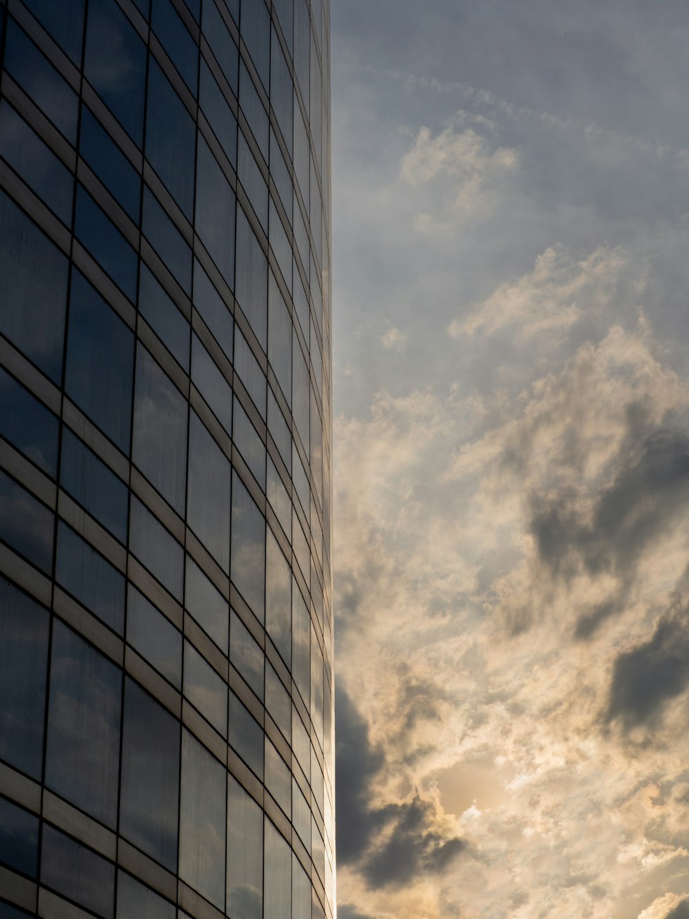 um edifício alto com nuvens no céu