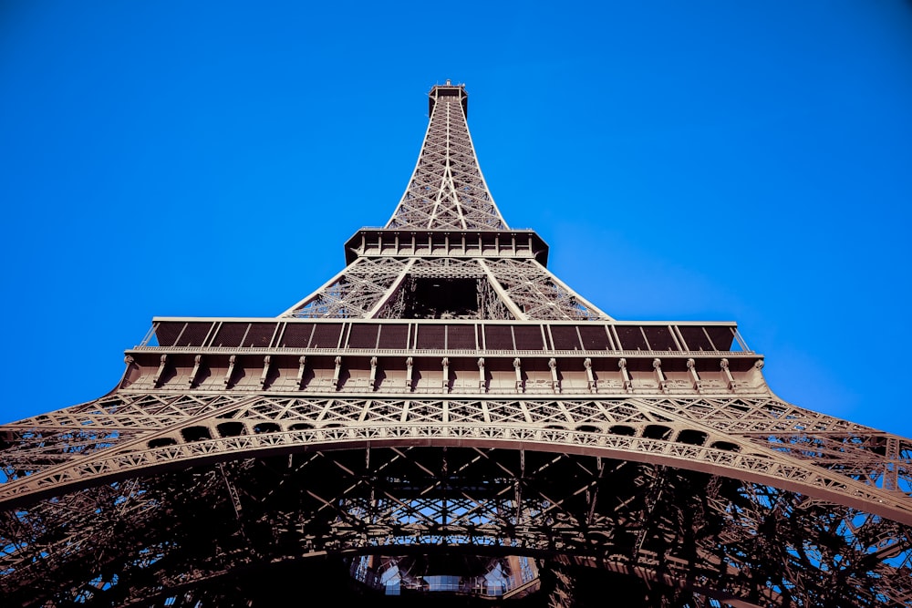 un'alta torre con un cielo blu