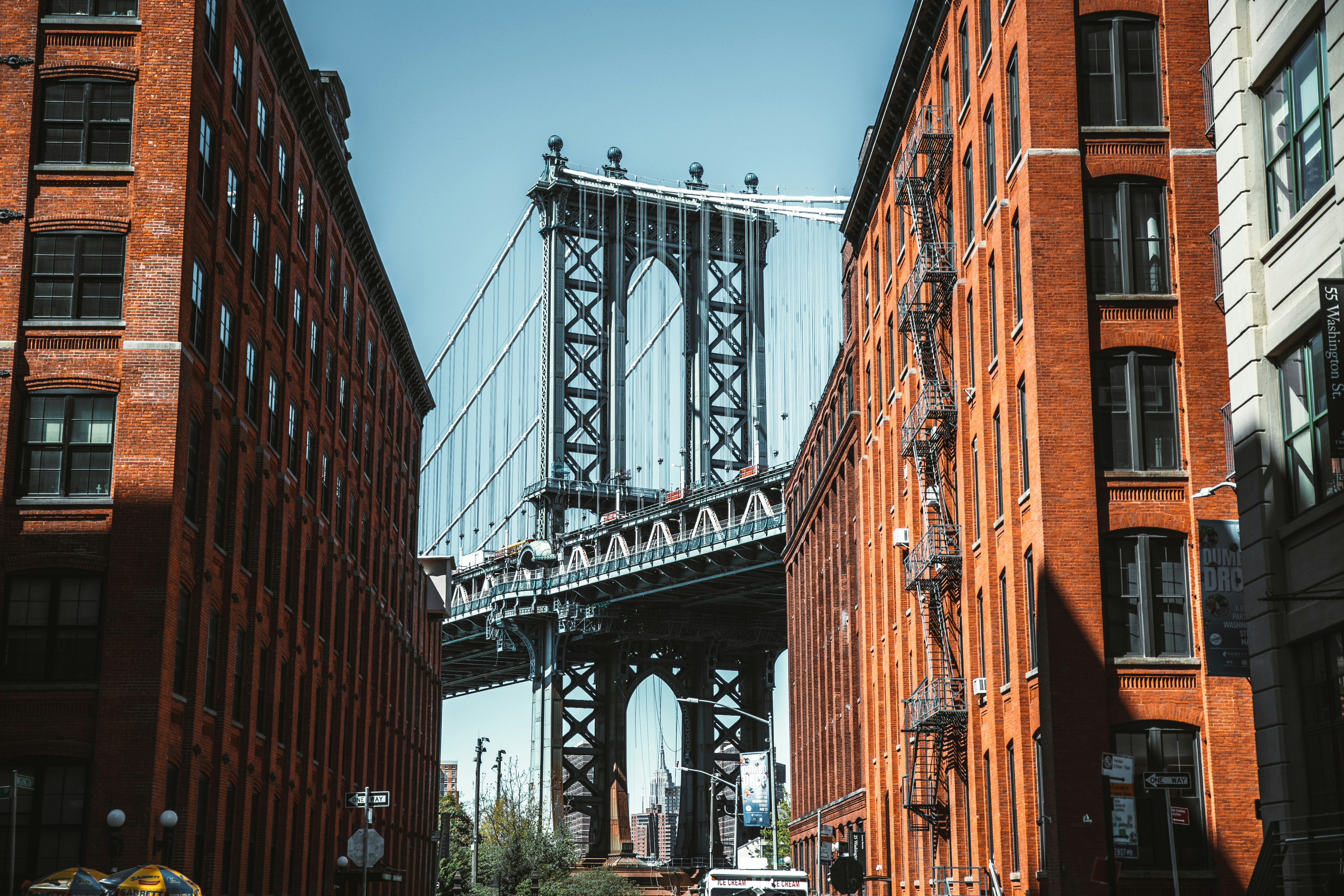 Manhattan Bridge between buildings, 