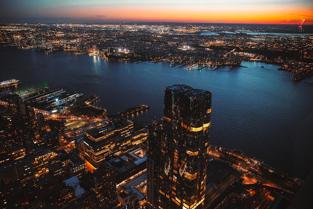 Una città con le luci di notte