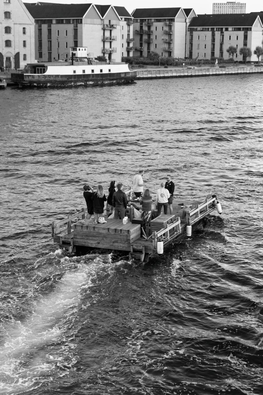 un groupe de personnes sur un bateau