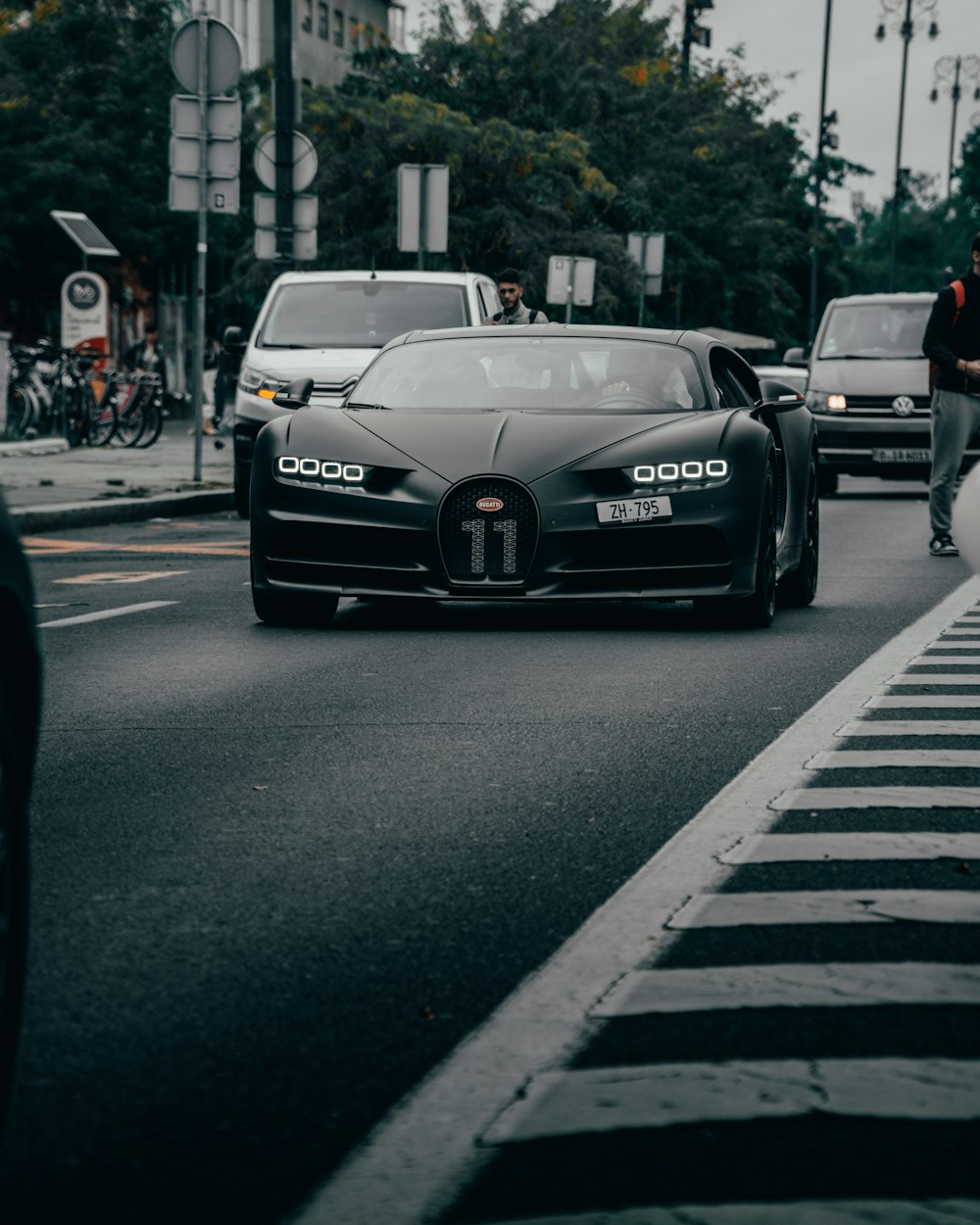 Une voiture noire dans une rue