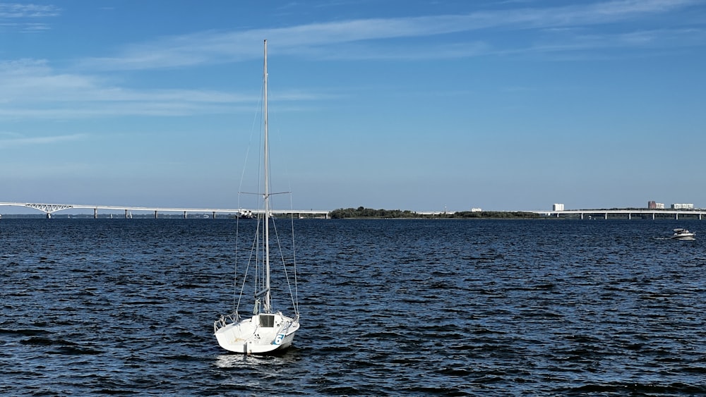 Ein Segelboot im Wasser