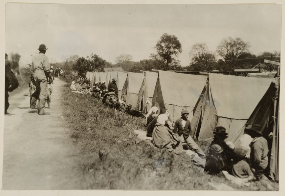 Afroamericanos en un campamento de tiendas de campaña como resultado de la inundación del río Mississippi.