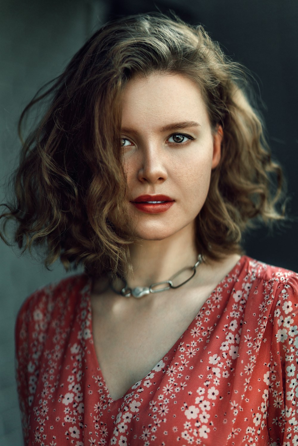 Una mujer con cabello largo