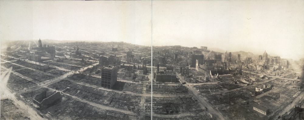 Bird's-eye-view of ruins of San Francisco from captive airship, 600 feet above Folsom between Fifth and Sixth Sts.