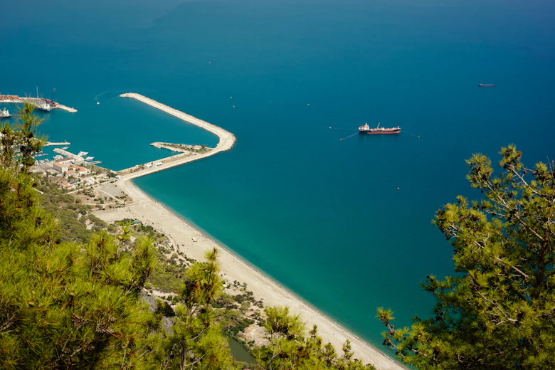 Antalya kustlijn met turquoise water in mei
