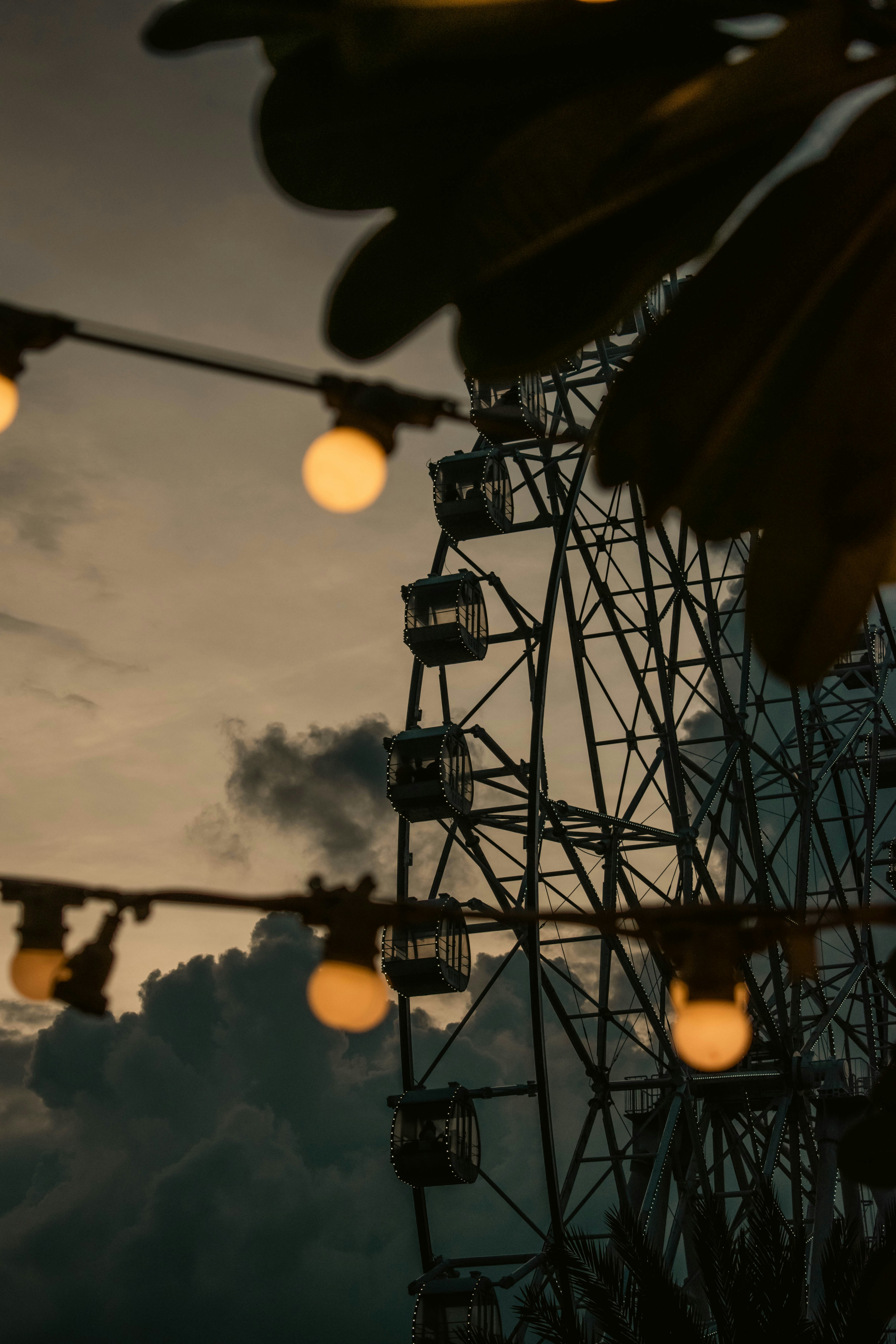 Une grande roue avec des lumières