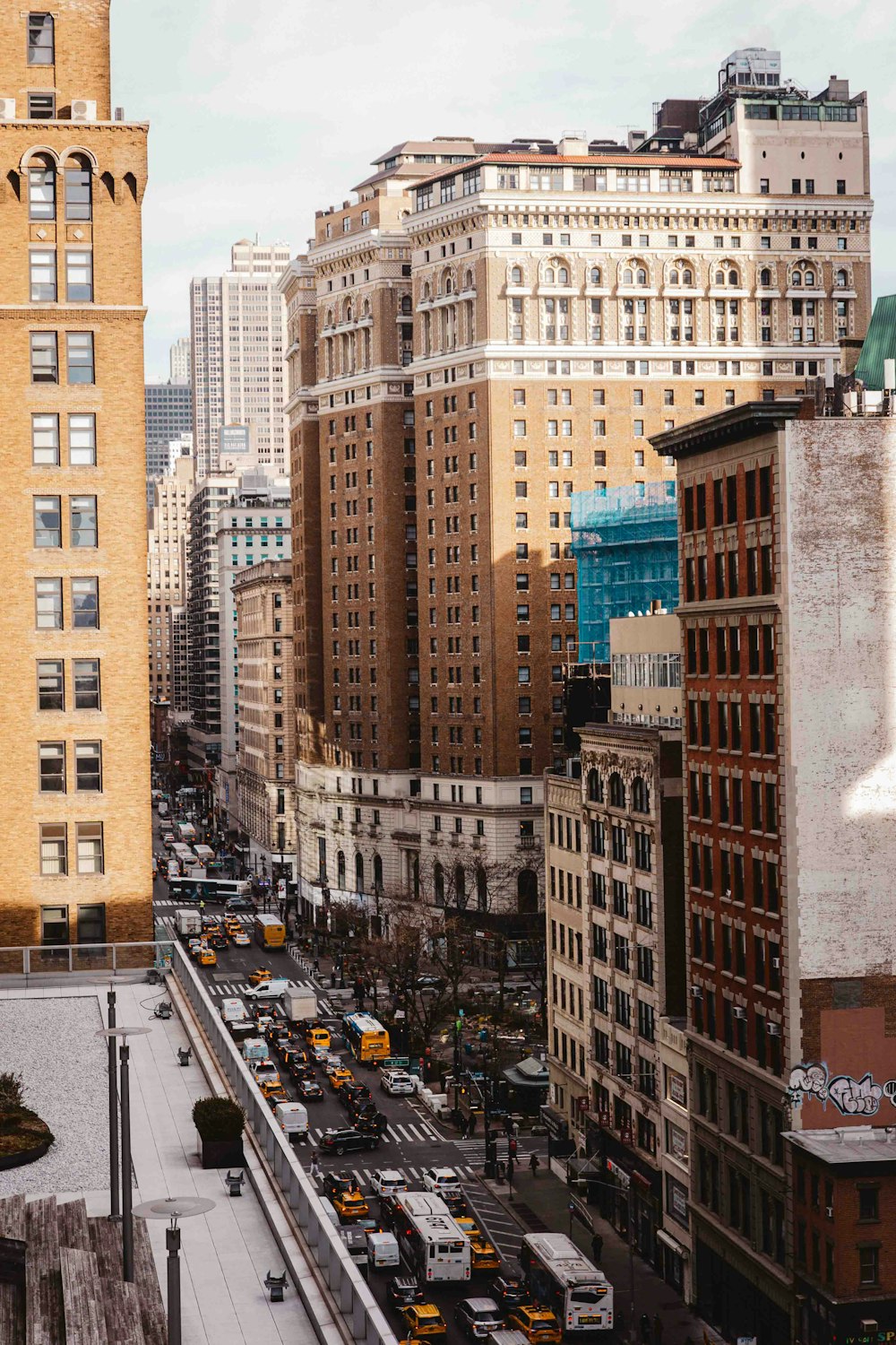 Una calle de la ciudad con edificios altos