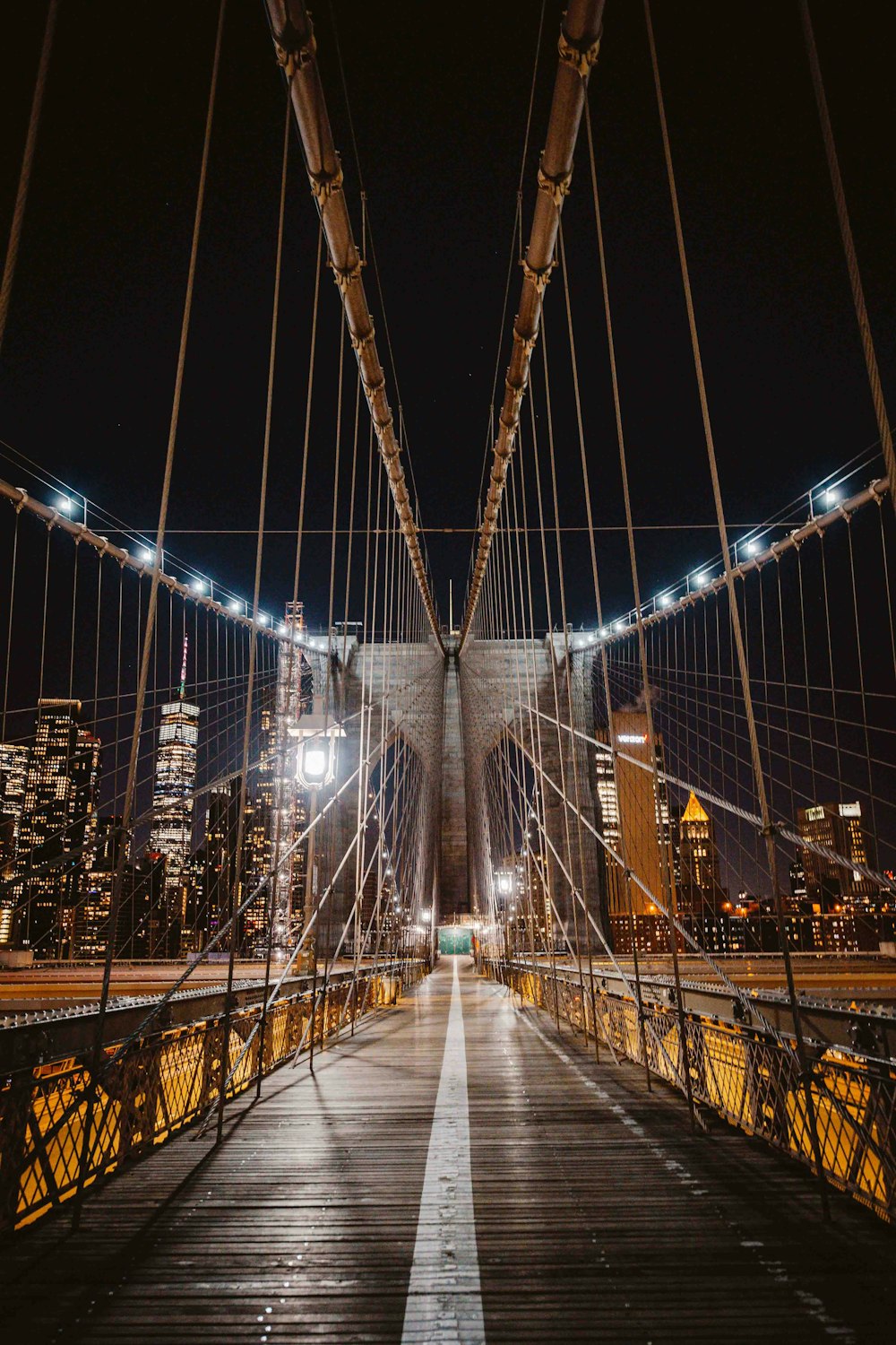 uma ponte com luzes à noite