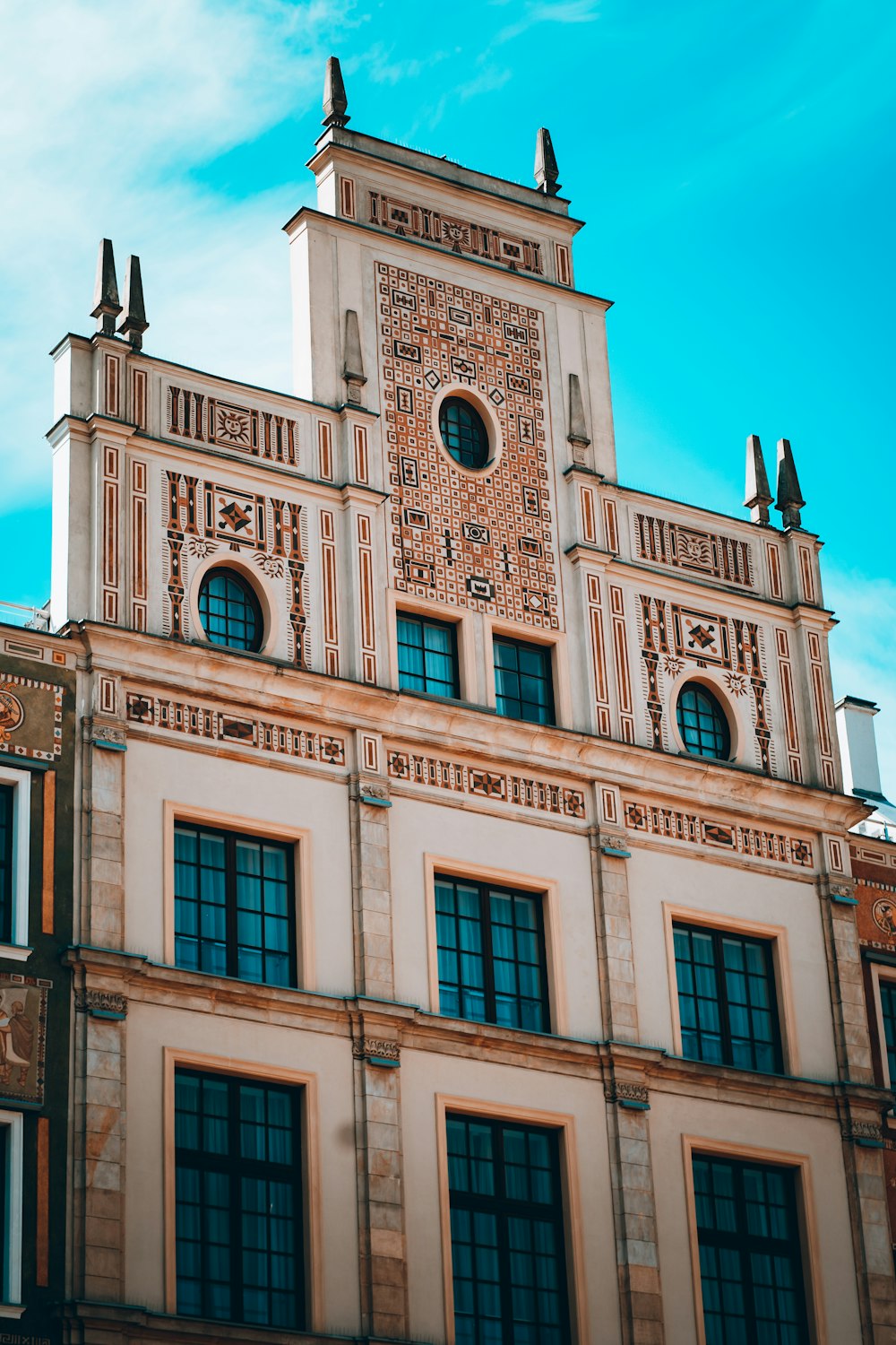 Un bâtiment avec une tour