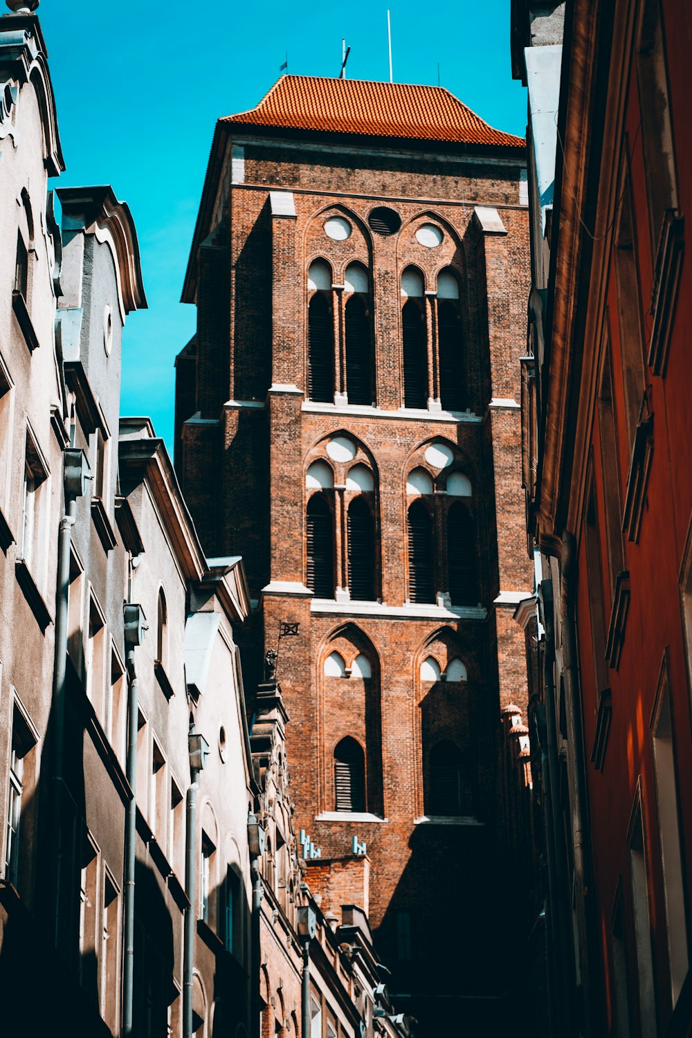 un grand bâtiment en briques