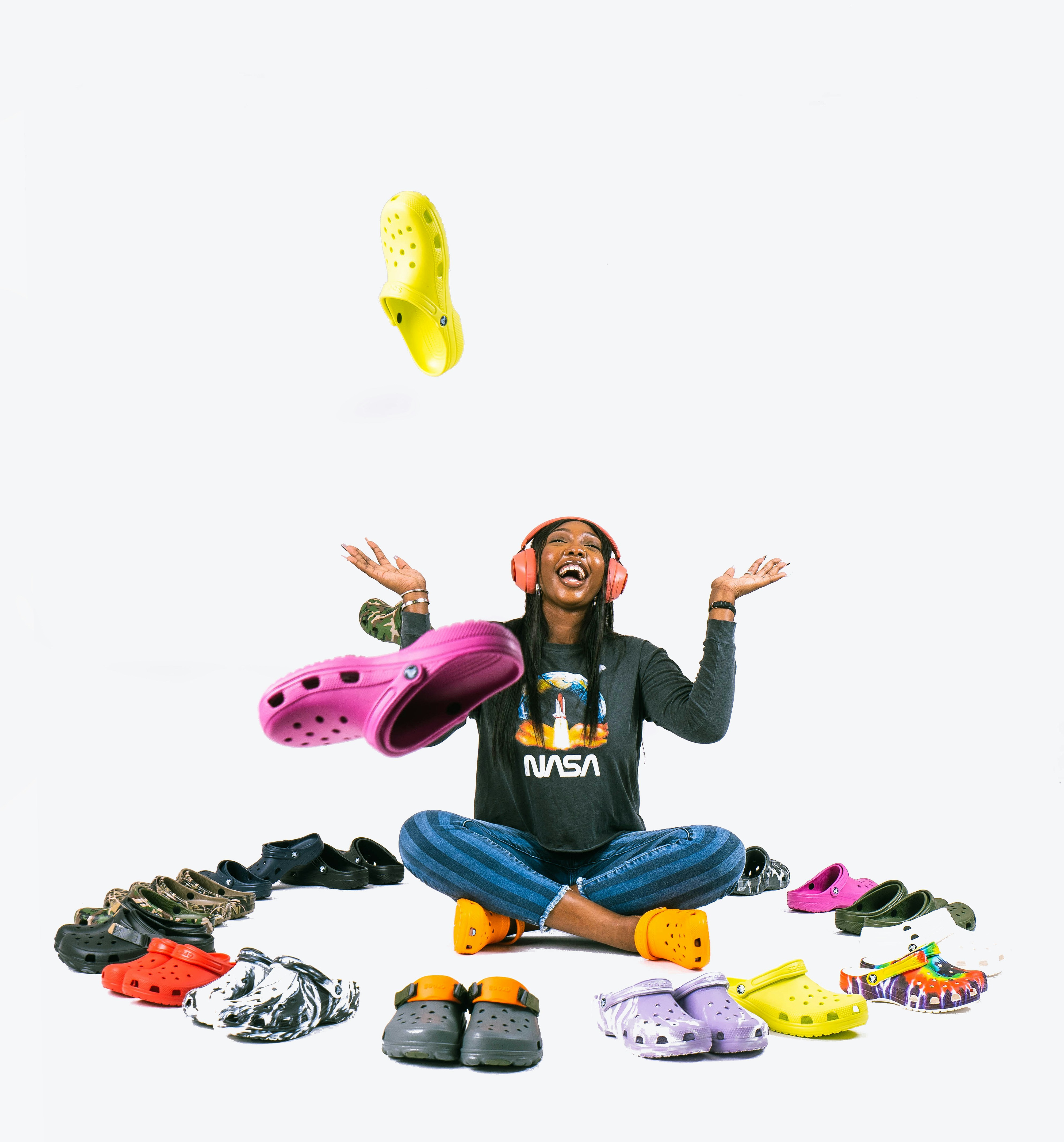 une personne assise par terre avec un personnage de dessin animé