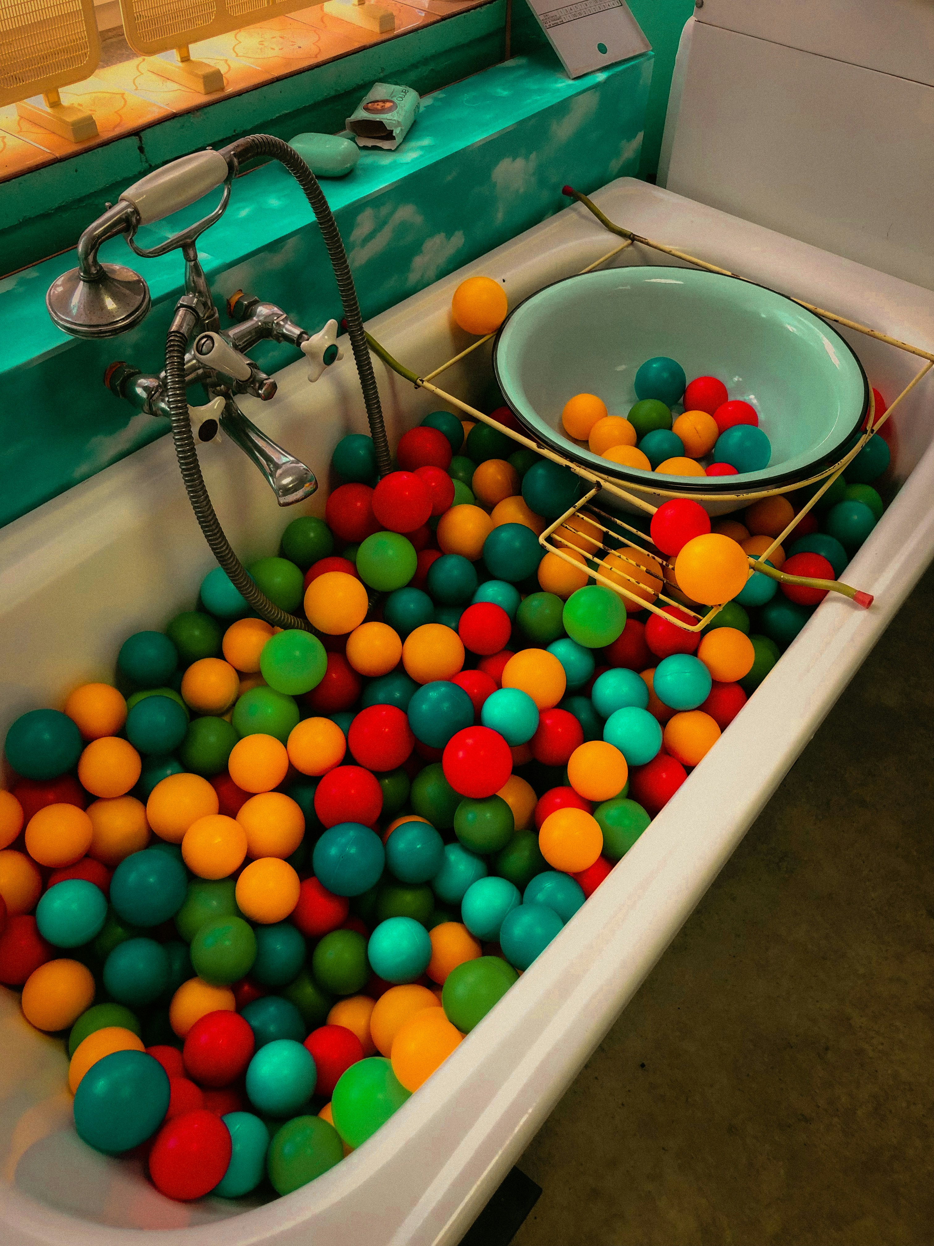 una canasta de pelotas