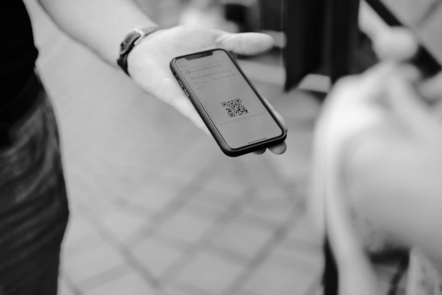 Une personne tenant un téléphone