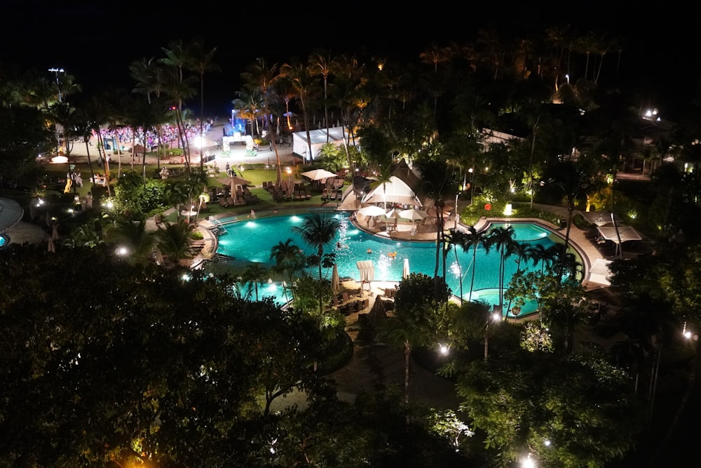 una piscina con árboles a su alrededor