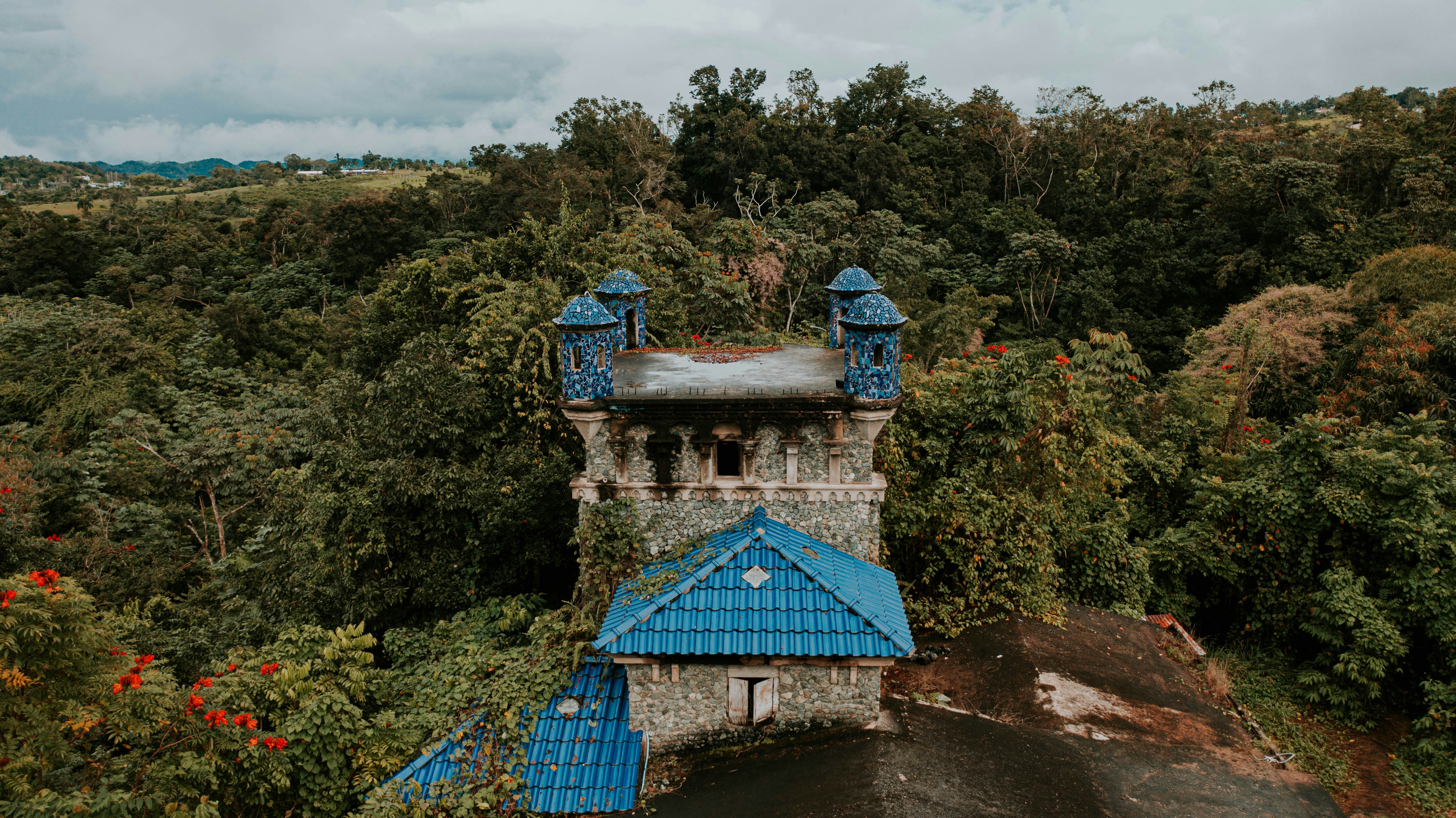 objek wisata heritage di kawasan kota tua dengan bangunan klasik dan suasana jalan kaki