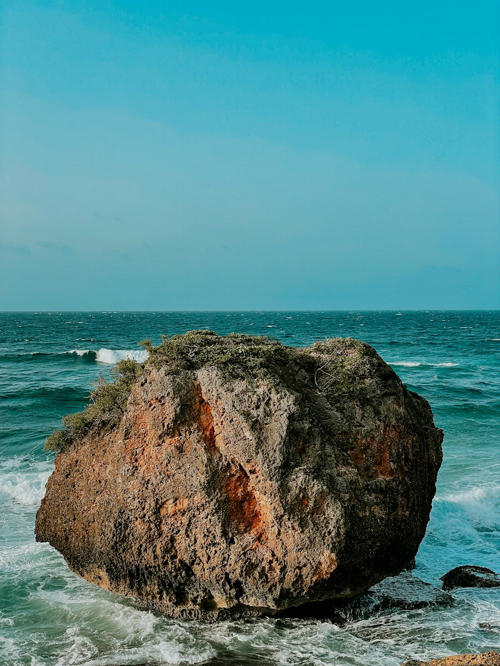 uma grande rocha no oceano