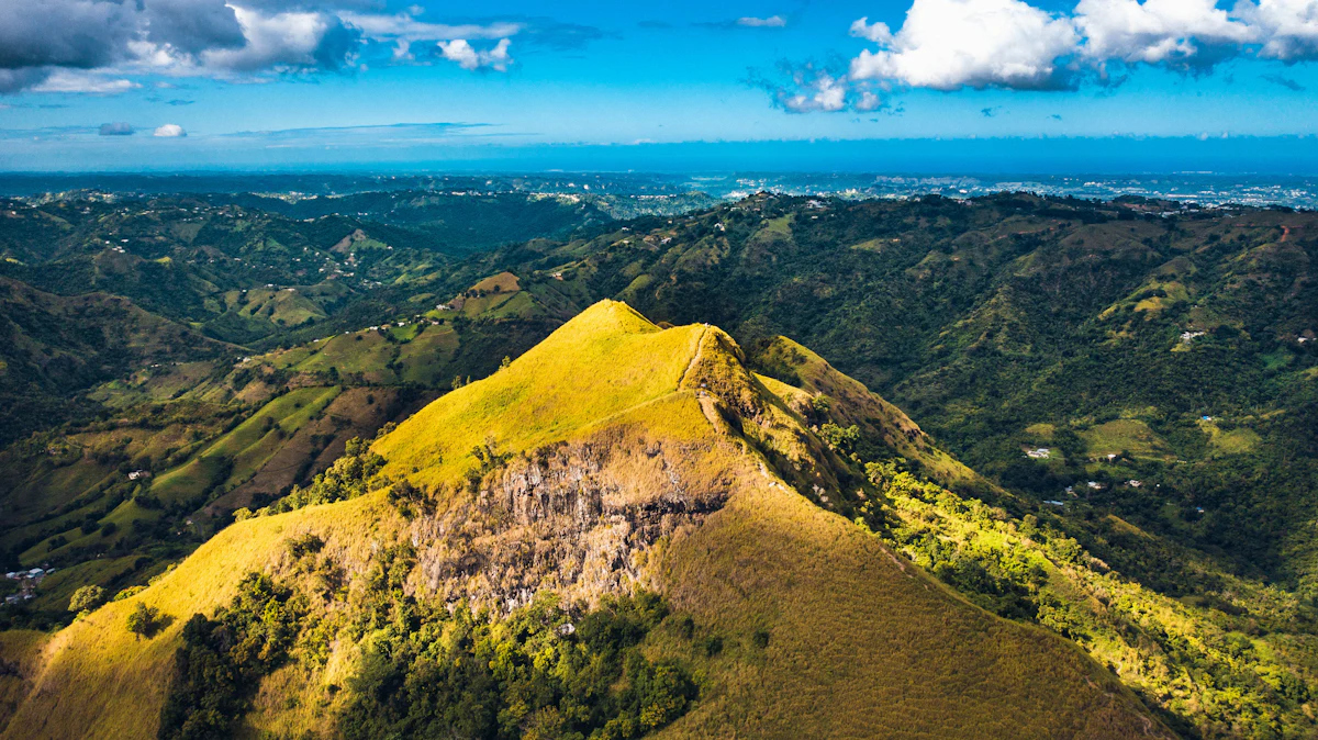 Paisaje agrícola con colinas y árboles en Puerto Rico
