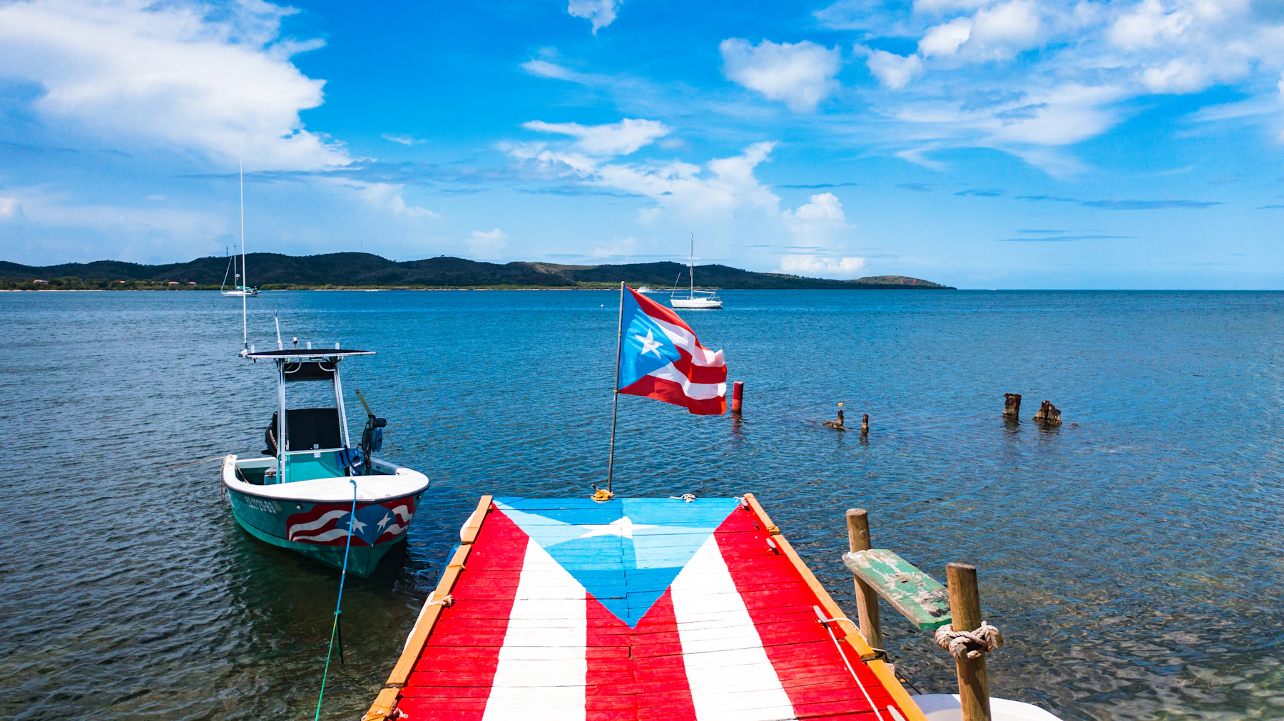 Bote con la bandera de Puerto Rico en el muelle de Boquerón, Cabo Rojo
