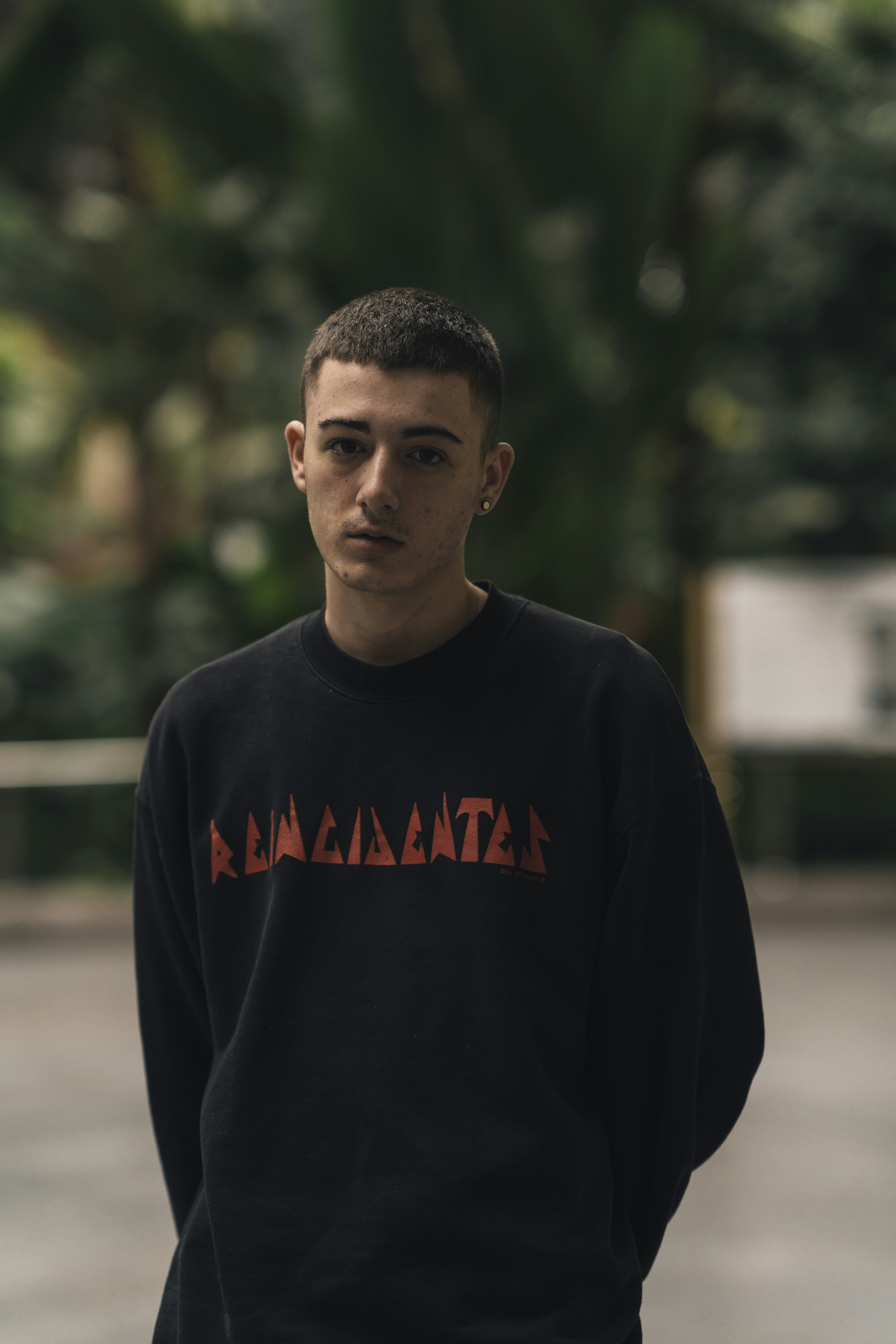 um homem de camisa preta