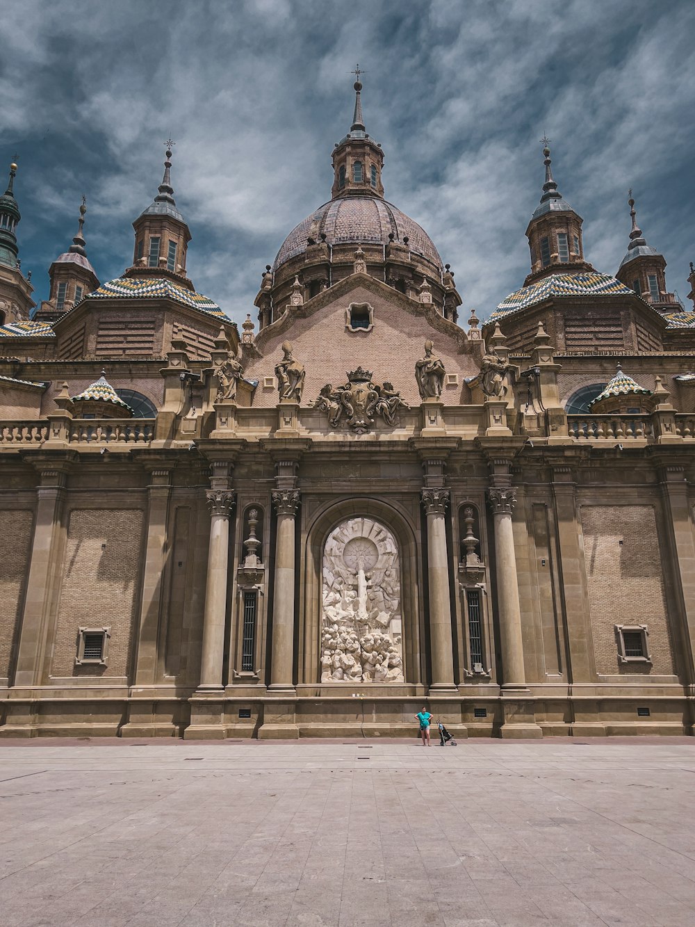 un grande edificio con un tetto a cupola