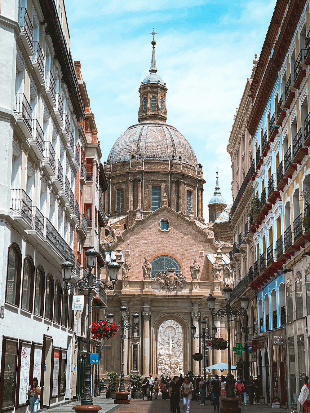 un grande edificio con un tetto a cupola